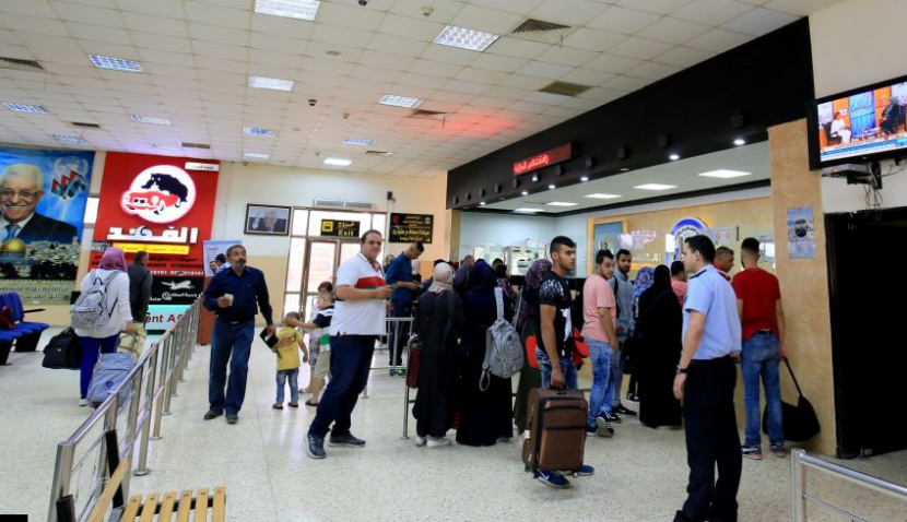 الاحتلال يمنع سفر 11 فلسطينيًا من معبر الكرامة