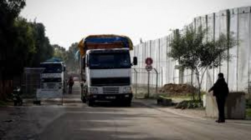 سلطات الاحتلال تحظر سير شاحنات معبر أبو سالم بساعات الذروة