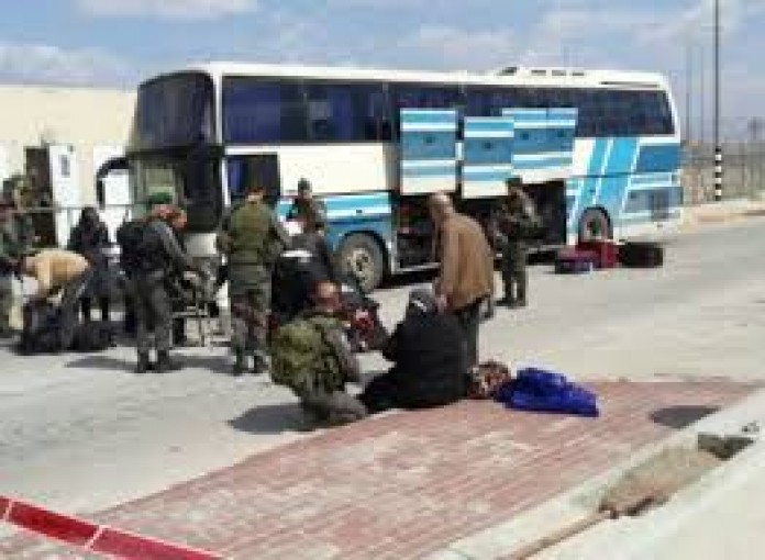 الاحتلال يمنع سفر 17 فلسطينيًا من معبر الكرامة