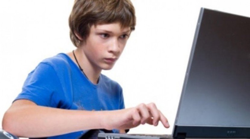 هذه العلامات تنذر بإدمان طفلك الكمبيوتر