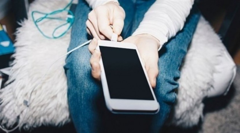 تجنب شحن هاتفك وانت نائم لهذا السبب ؟