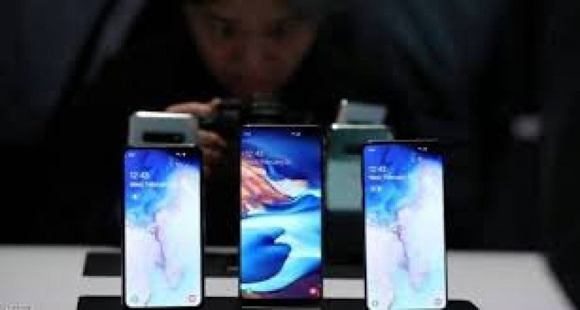 سامسونغ تطور هاتفا بكاميرات خفية