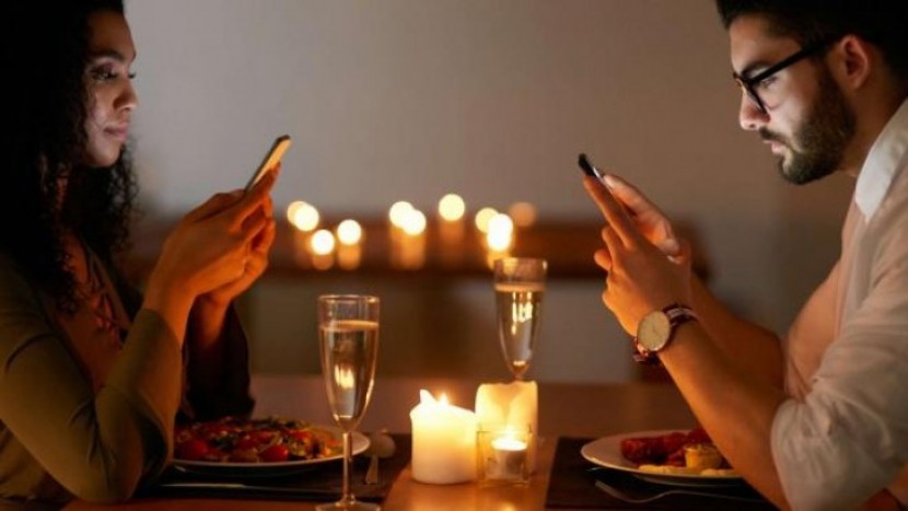 أضرار استخدام هاتفك أثناء تناول الطعام