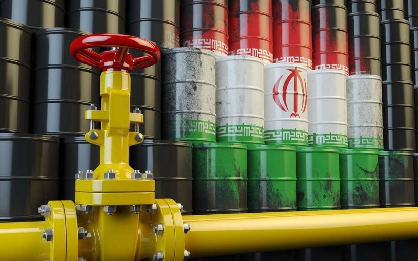 النفط يستقبل عقوبات ترامب ضد طهران بالخسائر