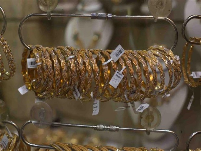 الذهب يهبط عالميًا مع صعود الدولار وتعافي الأسهم