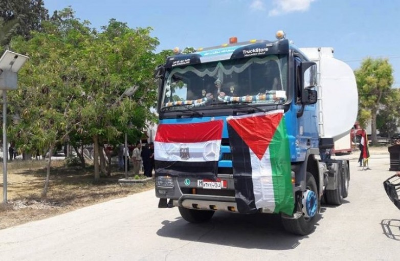 ادخال 168 شاحنة محملة بالوقود والبضائع عبر بوابة صلاح الدين