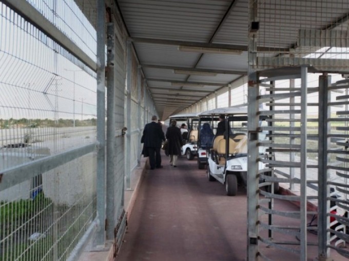 القناة 14: ليبرمان يَأمر بفتح معبر (إيرز) شمال قطاع غزة ابتداءً من اليوم الاثنين