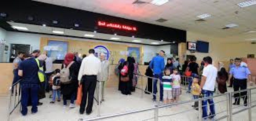 الاحتلال يمنع 7 مواطنين من السفر عبر معبر الكرامة