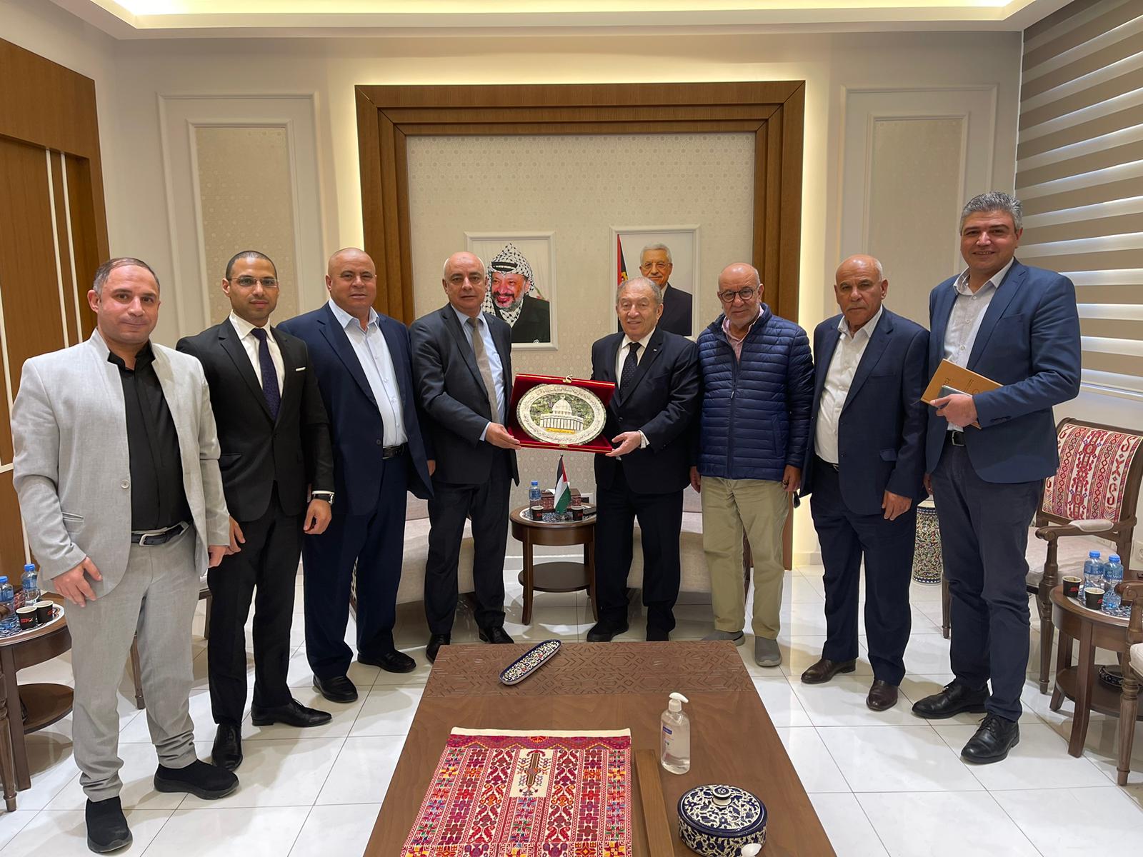 وفد من جمعية رجال الأعمال بغزة يلتقي بوزير الاقتصاد برام الله