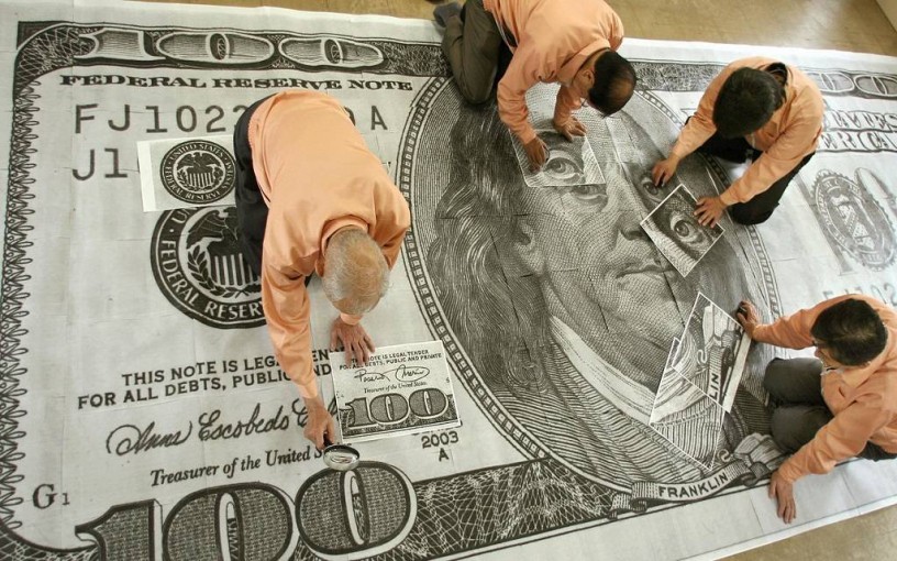 الدولار يتراجع مع تحسن شهية المخاطرة