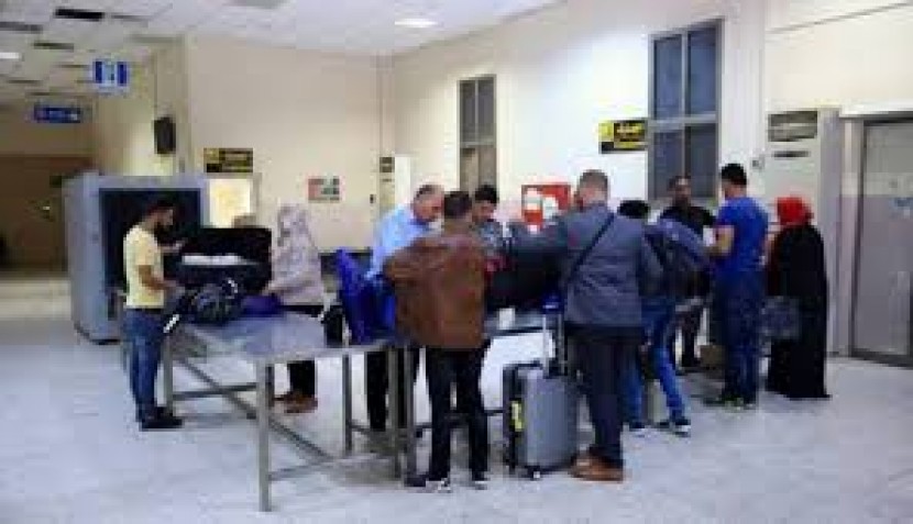 الاحتلال يمنع 20 فلسطينيًا من السفر عبر معبر الكرامة