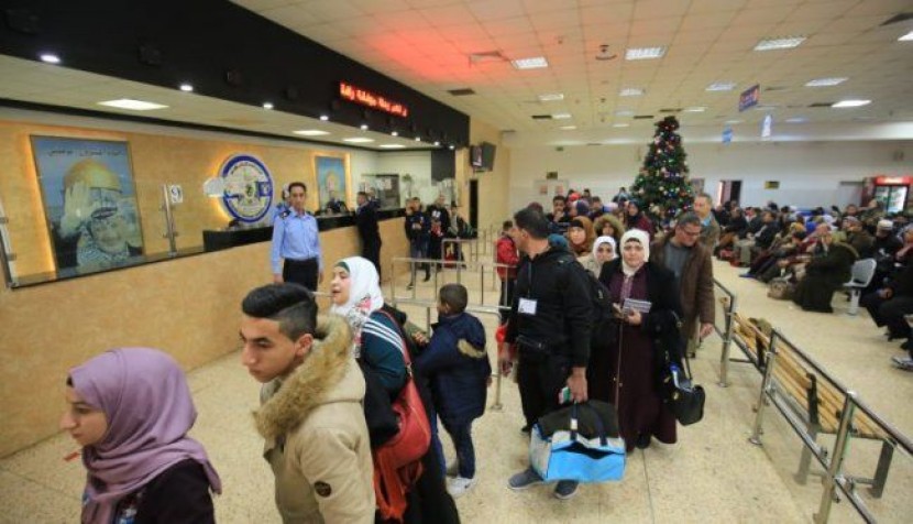 الاحتلال يمنع سفر 5 مواطنين من معبر الكرامة