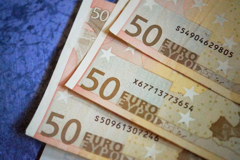 اليورو يتراجع أمام الدولار مع إعلان نتائج الانتخابات الأوروبية