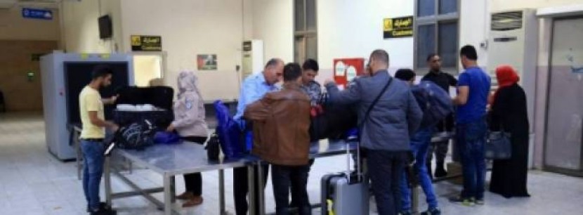 الاحتلال يمنع سفر مواطنين من معبر الكرامة