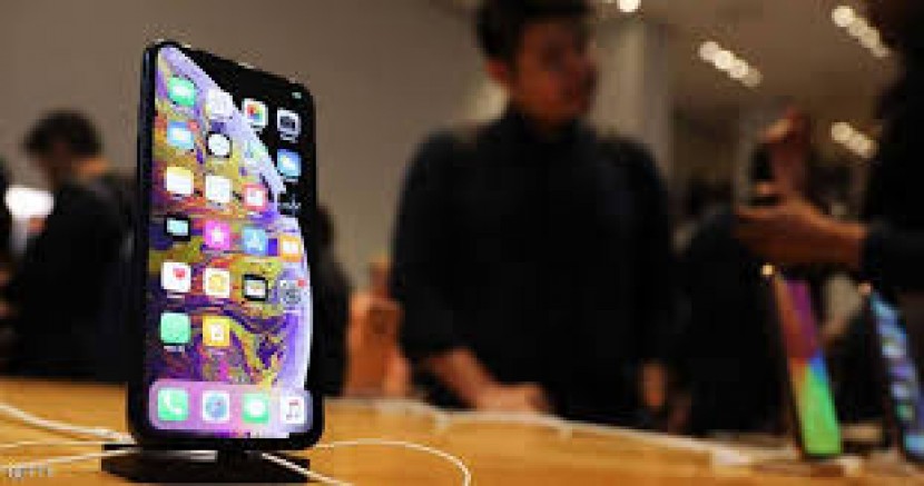 آيفون بثلاث كاميرات وشاحن مثير للجدل