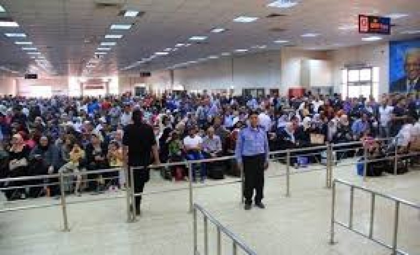 الاحتلال يمنع 28 فلسطينيًا من السفر عبر معبر الكرمة