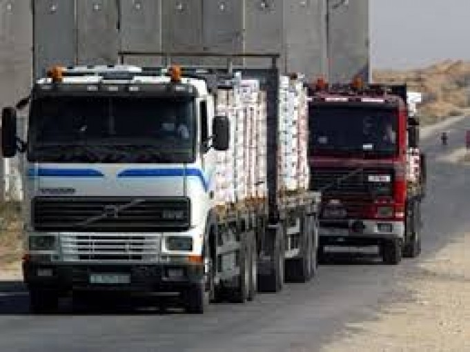 بدء إدخال البضائع لغزة عبر كرم أبو سالم