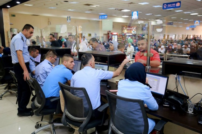 الاحتلال يمنع 12 مواطنًا من السفر عبر معبر الكرامة