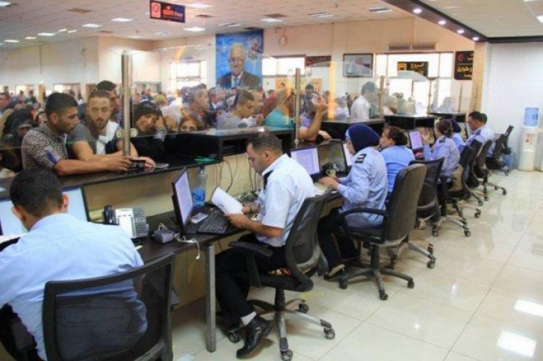 الاحتلال يمنع سفر 8 فلسطينيين من معبر الكرامة