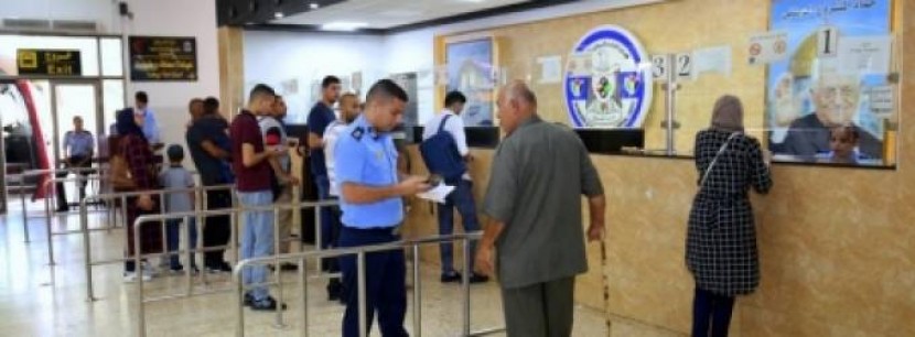 الاحتلال يمنع سفر 9 مواطنين من معبر الكرامة