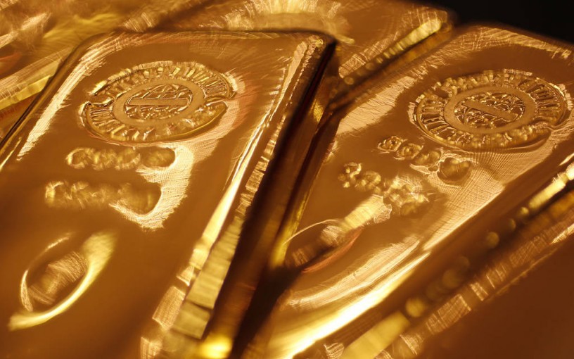 الذهب يرتفع عند التسوية مع تراجع الأسهم والدولار