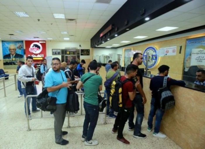 الاحتلال يمنع سفر 14 فلسطينيًا من معبر الكرامة