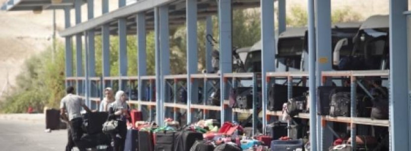 الاحتلال يمع سفر 9 مواطنين من معبر الكرامة