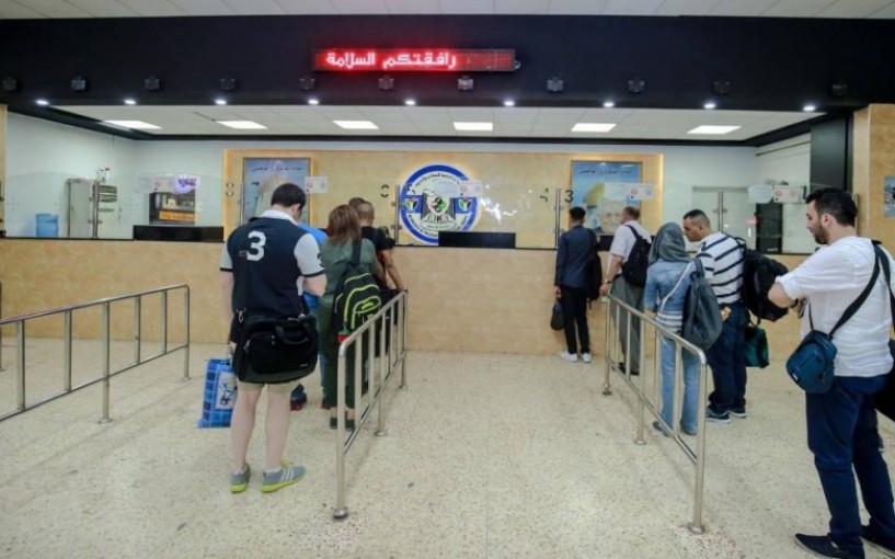 منع 11 مواطناً فلسطينيًا من السفر عبر معبر الكرامة