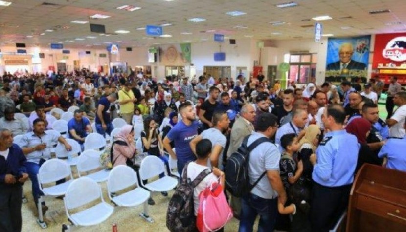 معبر الكرامة يعمل اليوم ساعتين ونصف فقط