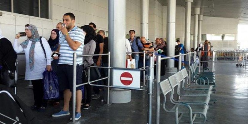 الاحتلال يمنع سفر 6 مواطنين من معبر الكرامة