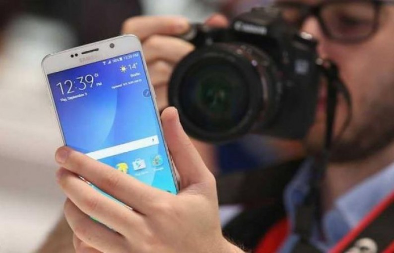 سامسونغ تتحدى أبل.. وتطور هاتفا بميزة غير مسبوقة