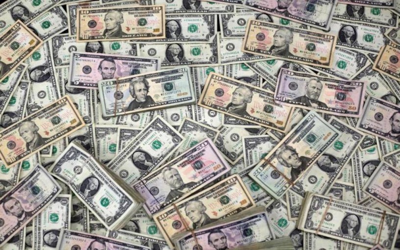 الدولار يرتفع عالمياً لأعلى مستوى بأسبوع مع المخاوف التجارية