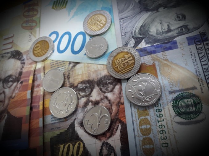 انخفاض على أسعار صرف العملات مقابل الشيكل