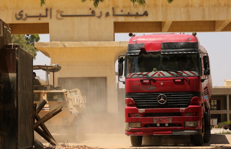 إدخال 26 شاحنة وقود عبر معبر رفح لغزة