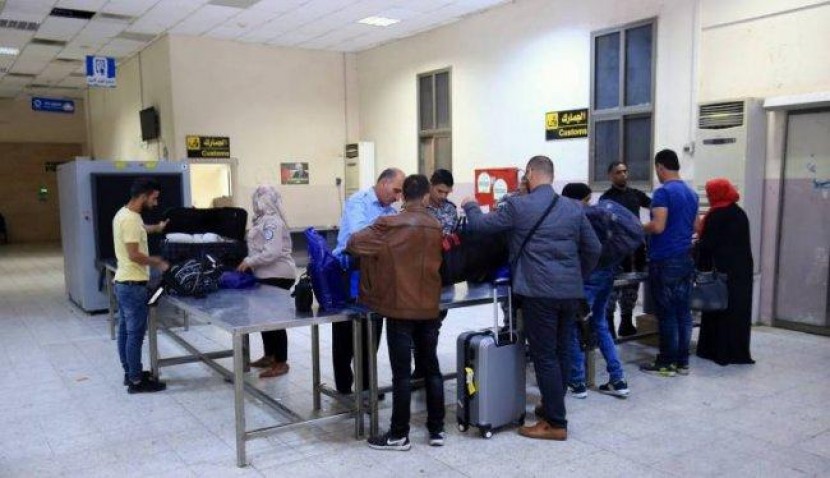 الاحتلال يمنع سفر 16 مواطنًا من معبر الكرامة