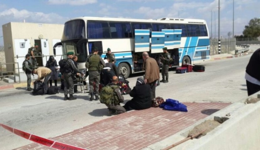 الاحتلال يمنع مواطنين من غزة من السفر عبر 