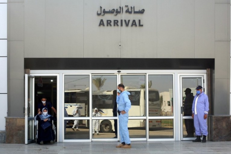 مغادرة 1041 مسافراً ووصول 1700 عائد عبر معبر رفح