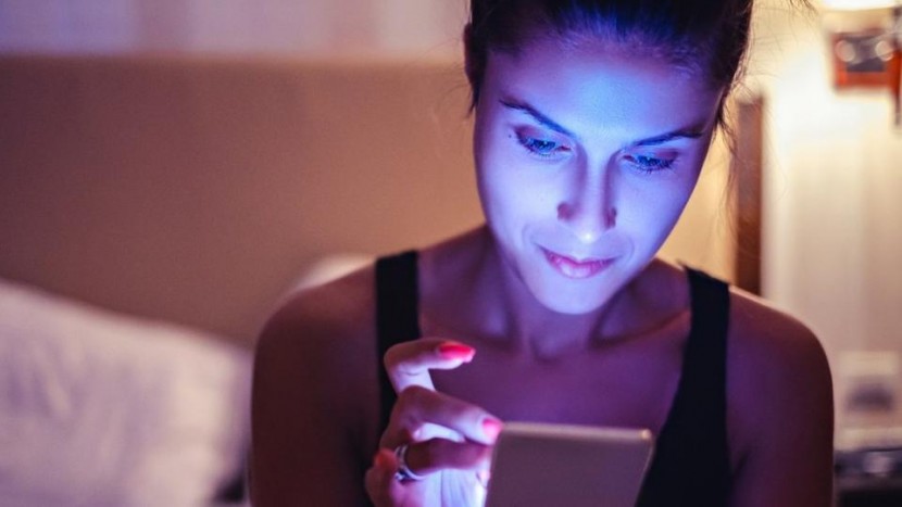 الشيخوخة الرقميّة تهدّد شباب بشرتنا.. فما العمل؟