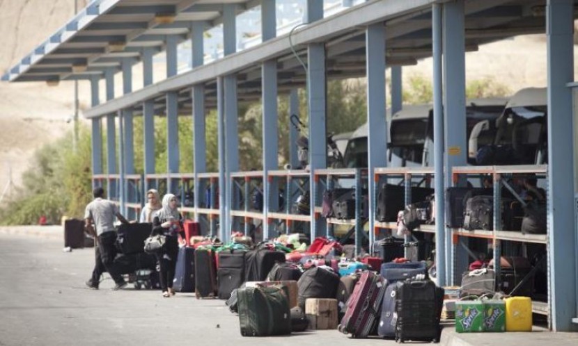 الاحتلال يمنع 12 فلسطينيًا من السفر عبر معبر الكرامة