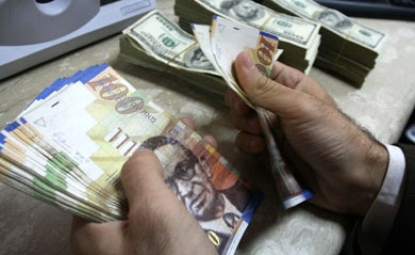 الدولار يتراجع لأدنى مستوى أمام الشيكل في 9 أسابيع
