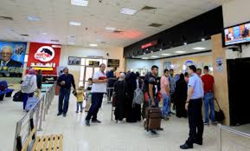 الاحتلال يمنع سفر 11 فلسطينيًا من معبر الكرامة