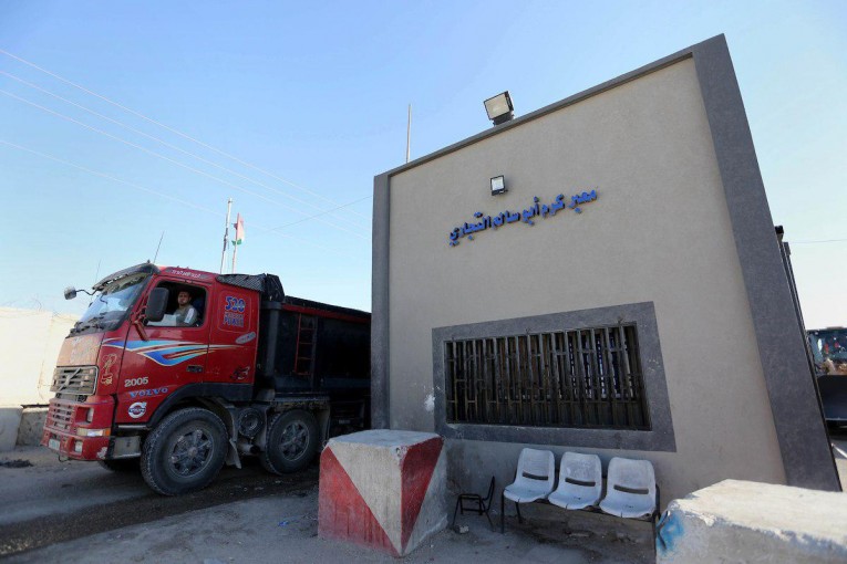 لجنة البضائع تحمل جمعية النقل المسؤولية عن أي سرقة للشاحنات في معبر كرم أبو سالم