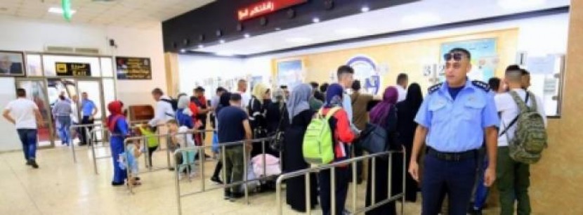 الاحتلال يمنع سفر 14 فلسطينيًا من معبر الكرامة