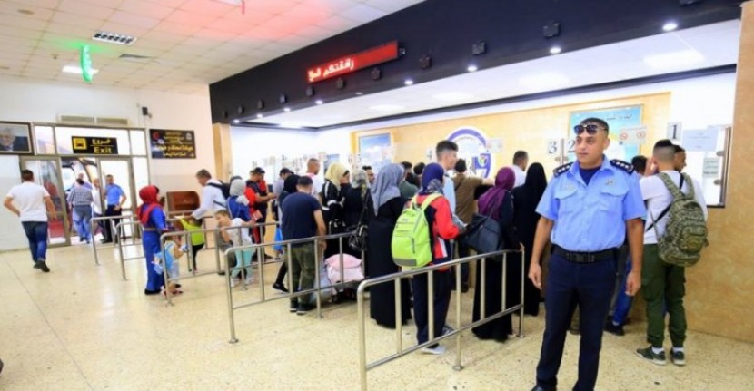 الاحتلال يمنع سفر 8 مواطنين من معبر الكرامة