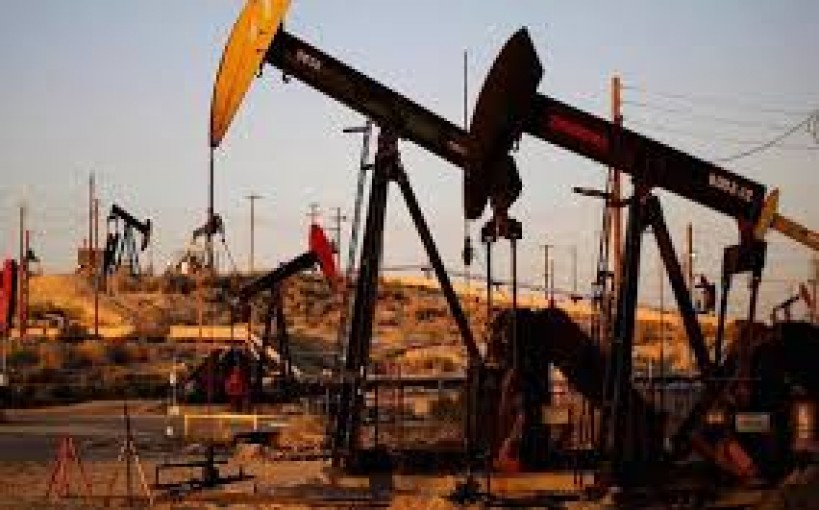 النفط يهبط لأدنى مستوى في شهرين