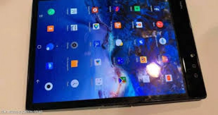 سامسونغ وهواوي تخسران المعركة.. طرح أول هاتف قابل للطي