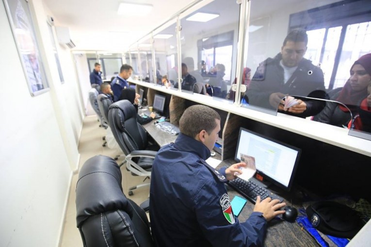 معبر الكرامة يشهد حركة نشطة جدا