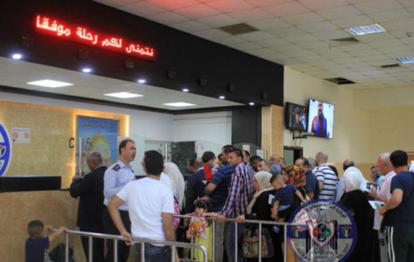 سلطات الاحتلال تمنع 22 فلسطينيًا من السفر عبر معبر الكرامة