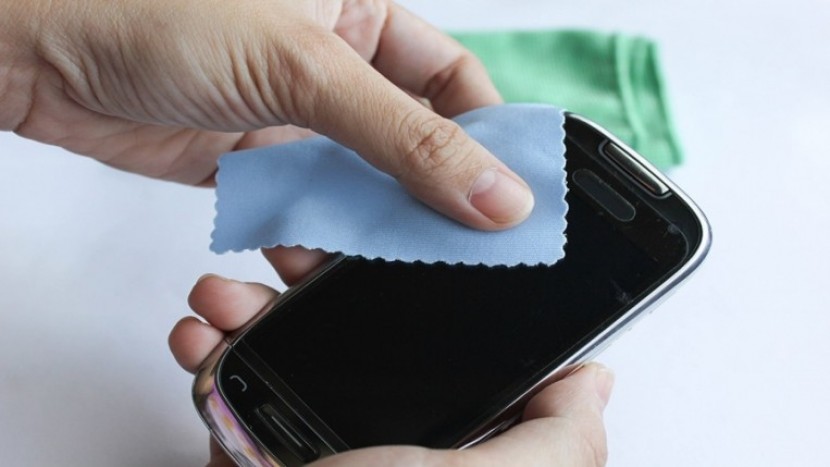 عند تنظيف هاتفك.. احذر هذه المواد