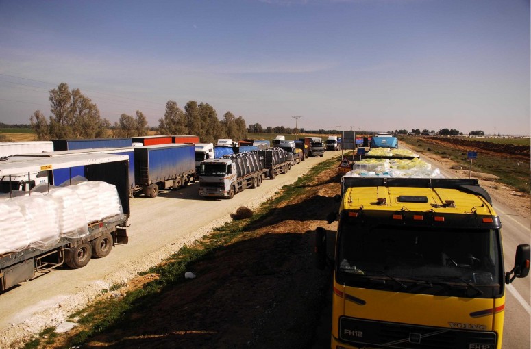 سلطات الاحتلال تحتجز أكثر من 2000 شاحنة بضائع لغزة